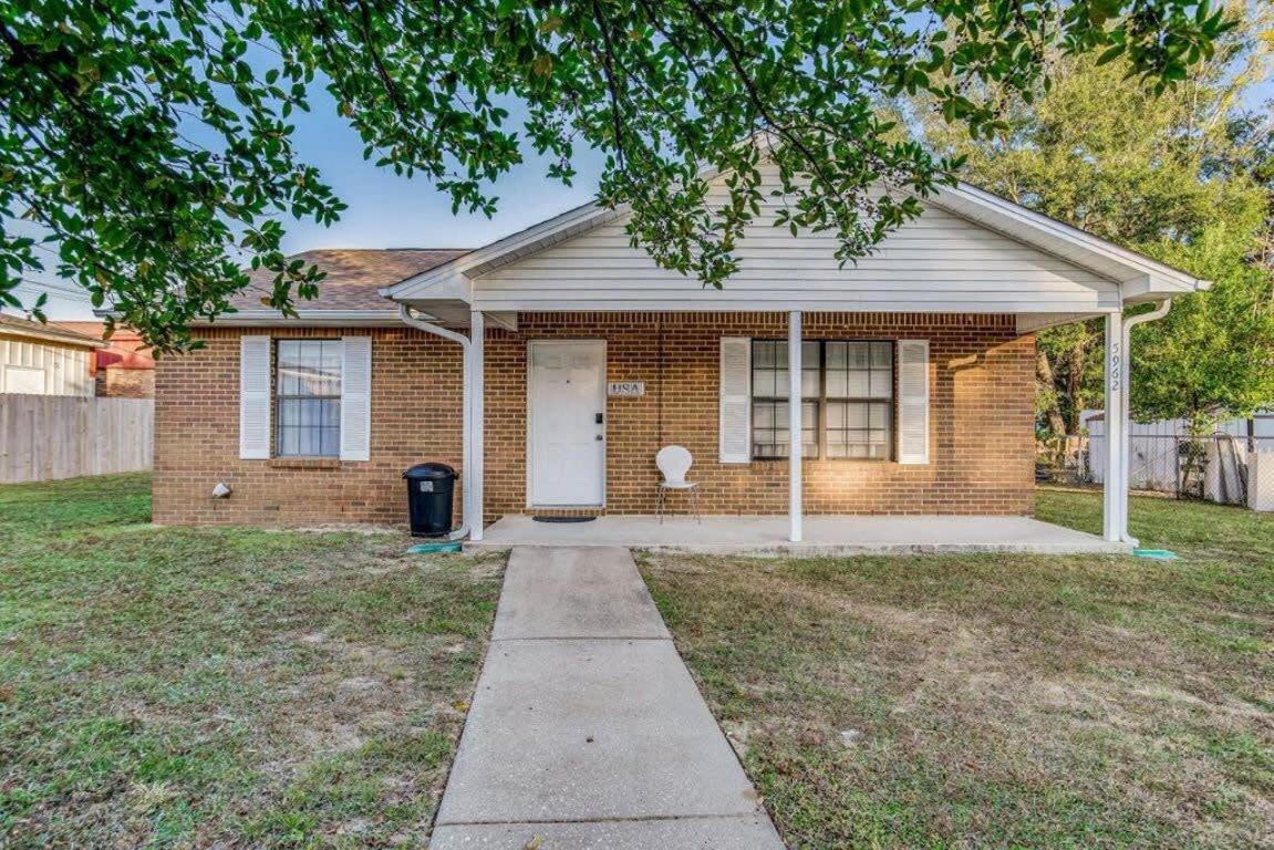 Brilliant In Bellview-Back Unit-- Mins To Nas Pensacola, Beach, Shopping Exteriör bild